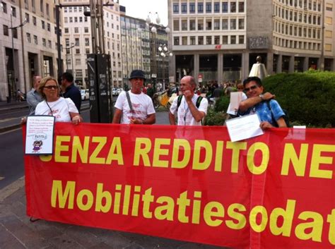 Gli Esodati Si Improvvisano Lavavetri Un Flashmob Cgil Nel Cuore Di