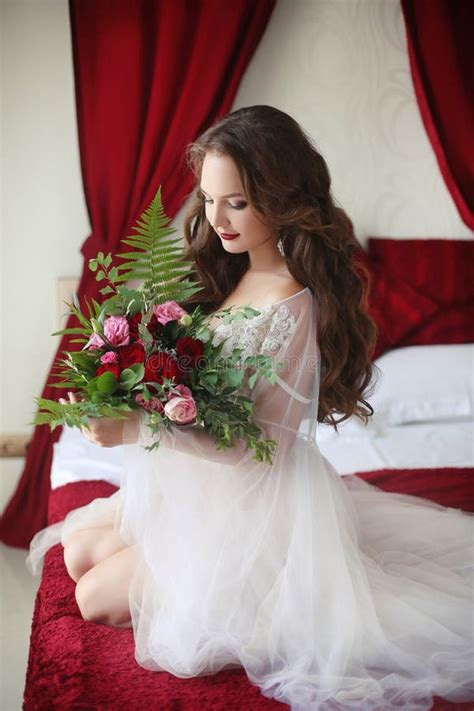 Beautiful Brunette Bride Wedding Portrait Holding Roses Bouquet Stock Image Image Of Fashion