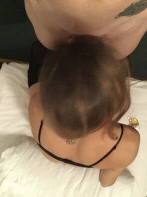 SUPER HOT SUCKING COCK MILF Photo Gallery