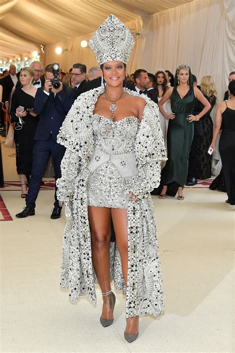 Rihanna En La Met Gala Sus Mejores Looks Cada A O Vogue