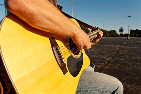 Hombre Que Toca La Guitarra Imagen De Archivo Imagen De Rodillo