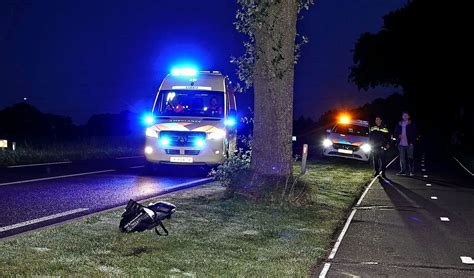 Auto Rijdt Tegen Boom En Belandt In De Sloot In De Valk Barneveldse