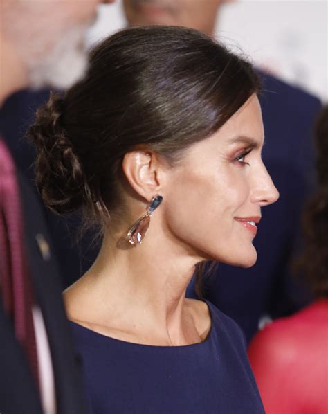 Espalda Al Aire La Reina Letizia Se Atreve Con Todo En El Teatro Real