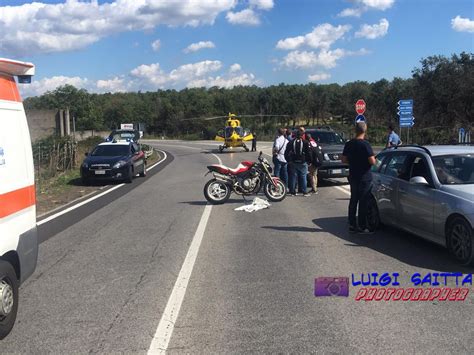 RANDAZZO MOTO SBANDA E FINISCE SU UN AUTO FERITA UNA GIOVANE DONNA