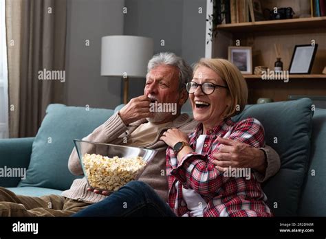 Riendo A La Pareja De Edad Avanzada Hombre Y Mujer Viendo La