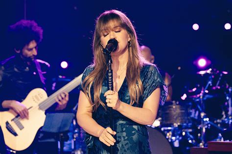 Kelly Clarkson S Chunky Blonde Highlights Are So Dramatic