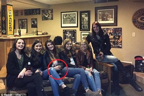 Det ser ut som en vanlig bild på sex vänner men det finns en riktigt läskig detalj i bilden