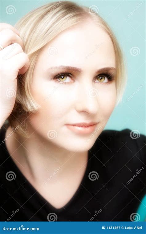 Denkende Junge Blonde Frau Mit Grünen Augen Stockbild Bild von augen angemessen