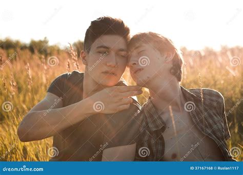 Retrato De Un Par Gay Feliz Al Aire Libre Foto De Archivo Imagen De Mirando Feliz