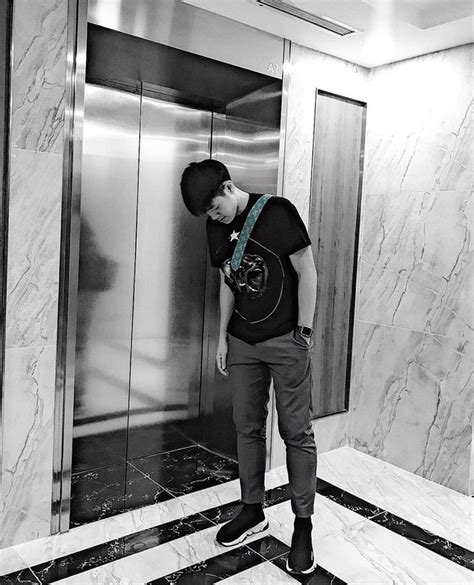 Hot boy cao 1m78 bị Miu Lê hành lên bờ xuống ruộng trong MV mới hoá ra là bạn của Đức Chinh