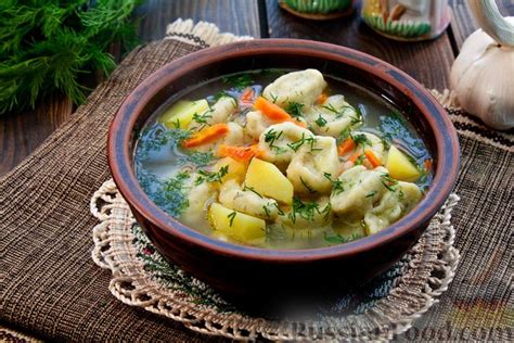 Рецепт: Суп на курином бульоне с чесночными галушками на RussianFood.com
