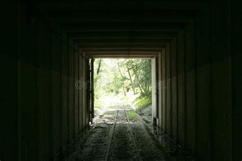 Eisenbahnen Ansicht Durch Den Eisenbahntunnel Stockbild Bild Von