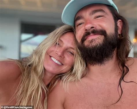 Heidi Klum BARDZO cycata pokazuje się w ozdobionym klejnotami bikini ciesząc się ostatnimi