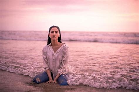 Sonal Chauhan Sizzling Hot Poses In Beach Filmy19