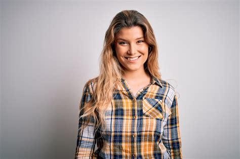 Jeune Belle Femme Blonde Portant Une Chemise Décontractée Debout Sur Fond Blanc Isolé Avec Un