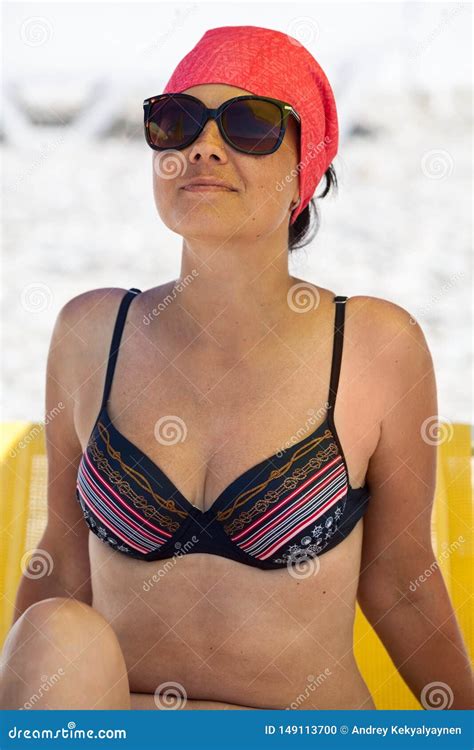 Het Portret Van Aantrekkelijke Gelooide Vrouw Kleedde Bikini En Rode Hoofddoek Zonnebril Op