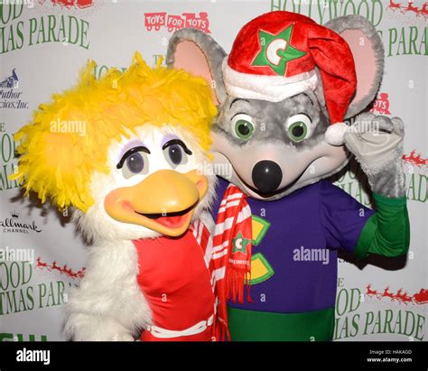 Chuck E Cheese Y Helen Henny Llega A La 85ª Anual Desfile De Navidad En