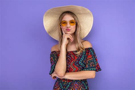 Jeune Fille Slave Blonde Confuse Avec Des Lunettes De Soleil Et Un Chapeau De Soleil Mettant La