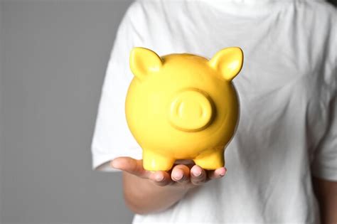 Mujer Mano Sosteniendo Alcanc A Amarilla Sobre Fondo Gay Con Espacio De Copia Ahorre Dinero E