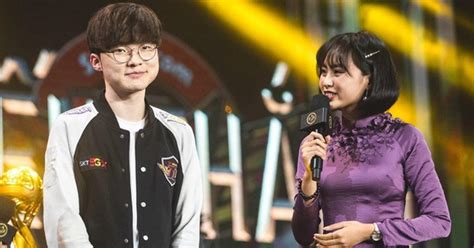 Làm việc chăm chỉ MC hot nhất LMHT khóa môi ông xã làm quà tự thưởng cho bản thân