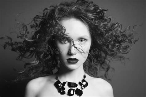 Mulher Nude Bonita Joia Preta Retrato Da Forma Foto De Stock Imagem De Beleza Batom