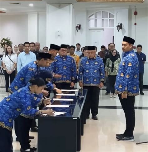 Jokowi Umumkan Besaran Gaji Pns Naik Berapa Persen Cek Tabel Golongan