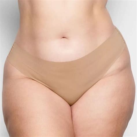 Skims Intimates Sleepwear Nwt Skims Naked Intimates Seamlessin Clay Nude Thong Panty