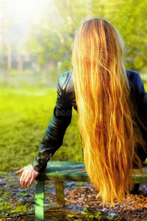 Mujer Joven Rubia Trasera En Bikini Del Traje De Baño Poolside Imagen de archivo Imagen de