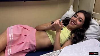 Una linda pasajera en el tren se perdió jugando a las cartas y tuvo que XVIDEOS