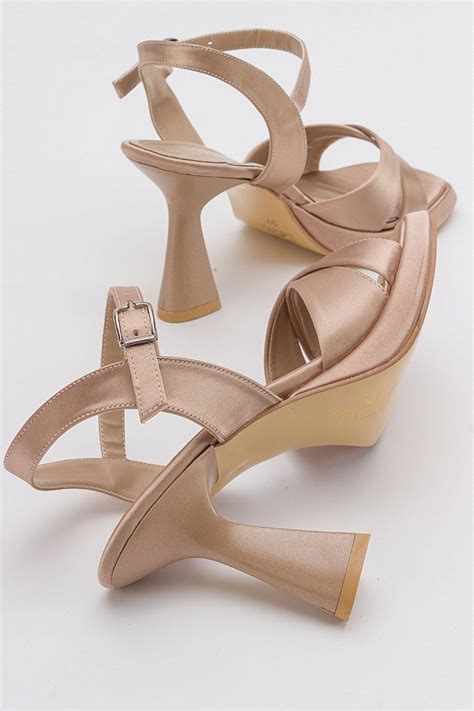 Çapraz Bantlı Platformlu Kadın Topuklu Sandalet NUDE SATEN