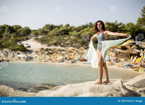 Junge Frau Im Bikini Nun Durch Das Meer Steine Stockfoto Bild Von