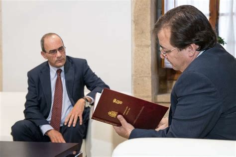 El presidente de la Junta recibe la Memorial Anual de la Fiscalía en la