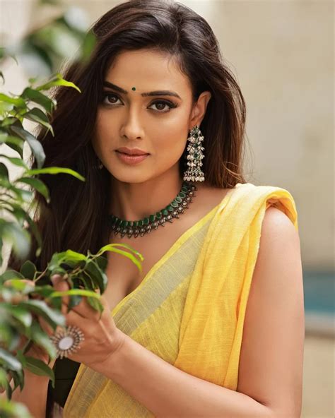 Shweta Tiwari Is Too Hot To Handle In This Yellow Saree With Sleeveless