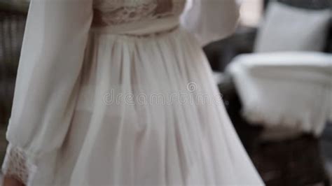 La Jeune Femme Dans La Lingerie Marche Sur La Terrasse Clips Vidéos Vidéo du onduler