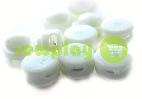 Фіксатор для шнура d = 5мм круглий на два отвори 12мм * 17мм білий