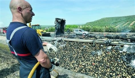 Cortada La A Tras Arder Un Cami N De Verduras