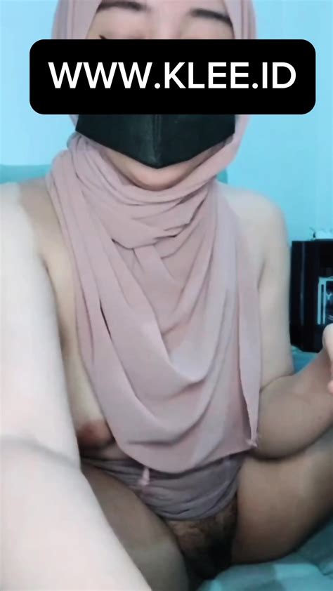 Cewek Jilbab Nyobain Masturbasi Anal