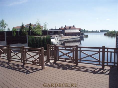 Террасная доска holzhof шовного типа на набережной в Астрахани