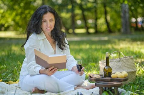 Premium Photo Portrait Portrait Of A Confident Mature Woman