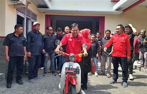 Gunakan Motor Antik Novida Kartika Hadi Kembalikan Formulir Ke Dpc
