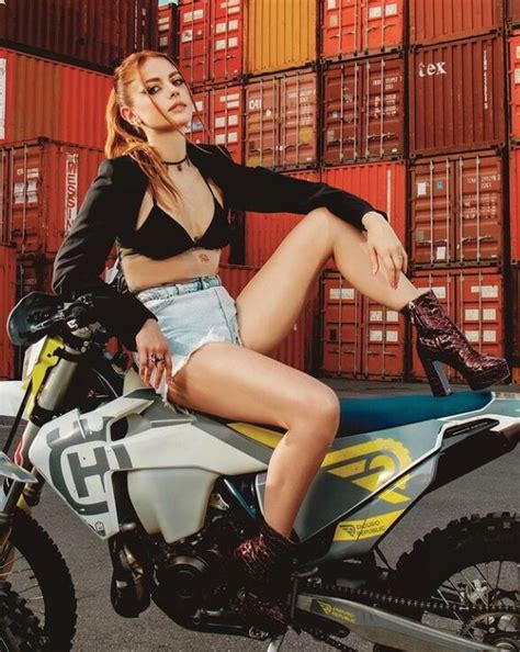 Annalisa Festeggia In Bikini Il Successo Del Singolo Coi Boomdabash E Infiamma Il Web D Oro