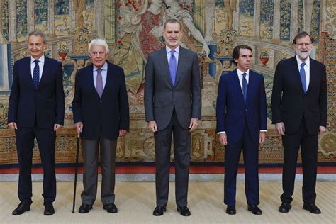 Los expresidentes González Aznar Zapatero y Rajoy junto al rey en la