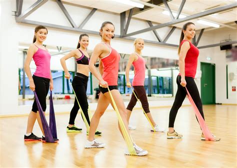 Esercizi per i glutei: 5 esercizi di Dannibelle con gli elastici | Deabyday