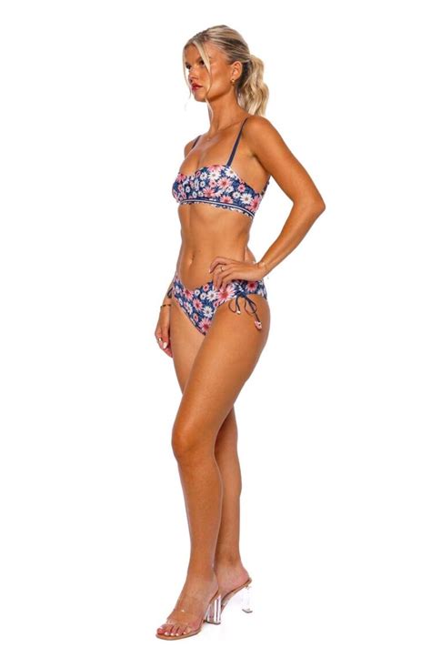 8 Hot Sexy Lauren Ross Bikini Pics