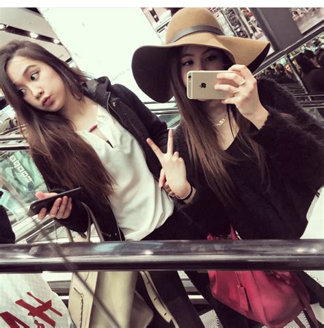 Loạt ảnh chụp với chị gái ruột chứng minh vẻ đẹp của hot girl Lào gốc Việt là do di truyền