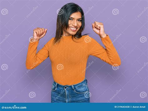 Joven Transexual Latina Transexual Con Ropa Casual Mostrando Brazos M Sculos Sonriendo Orgullosa