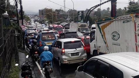 Diguyur Hujan Arus Kendaraan Di Jalan Raya Puncak Bogor Hari Ini Padat