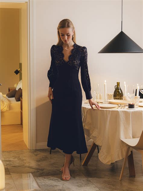 Приталенное платье миди с ажурным лифом :: LICHI - Online fashion store