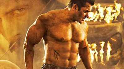 Dabangg Salman Khan S Flaunts His Washboard Abs As He Poses