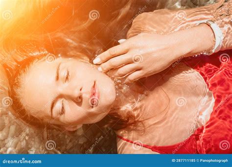 Retrato De Viaje De Mujer Retrato De Una Mujer Feliz Con El Pelo Largo En Un Bikini Rojo